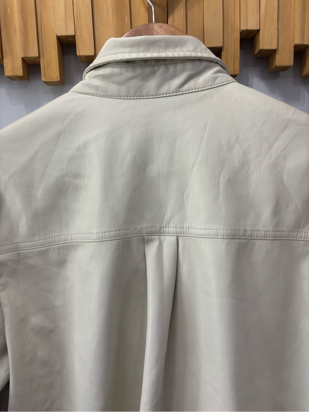 Good American Better Than Leather Button Up Shirt Jacket Size 3 (10/13) OffWhite - Picture 6 of 6